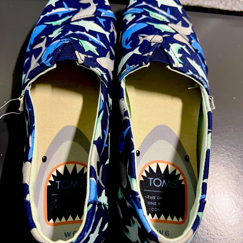 BRAND NEW Women’s size 6 TOMS - Shark Print